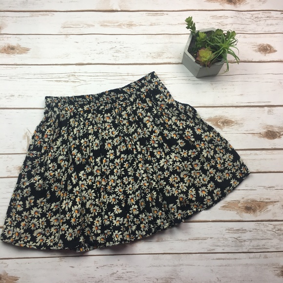 Brandy Melville Dresses & Skirts - 🌺Brandy Melville daisy print skater skirt